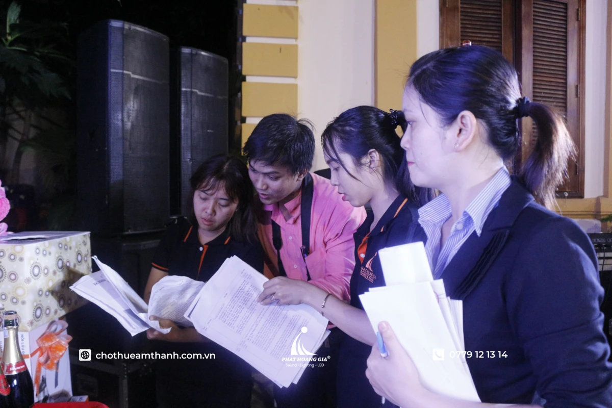 Cho thuê ca sĩ sự kiện: những yêu cầu kỹ thuật âm thanh thống nhất từ sớm 5 hình ảnh đội ngũ PHG phối hợp check dòng kịch bản chạy chương trình