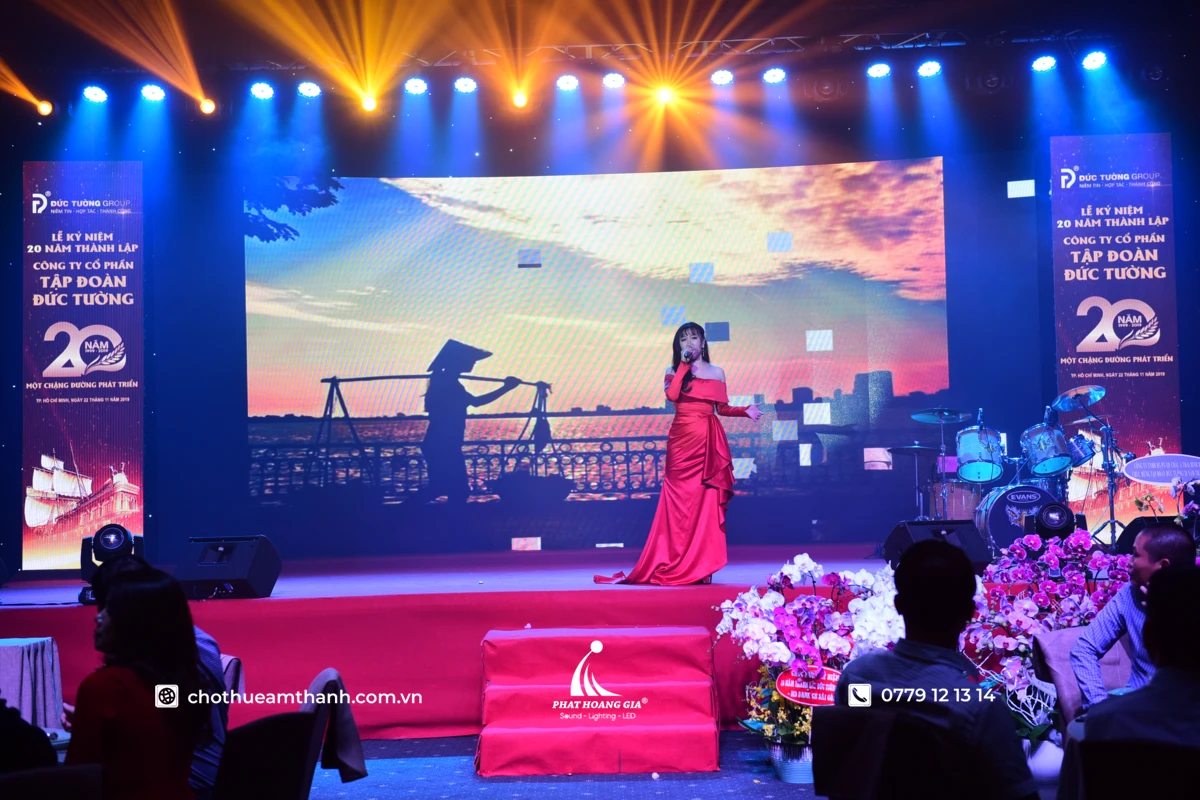 Cho thuê ca sĩ sự kiện: những yêu cầu kỹ thuật âm thanh thống nhất từ sớm 4 Cho thuê ca sĩ biểu diễn đầy cuốn hút trên sân khấu trước giàn ánh sáng sân khấu chuyên nghiệp