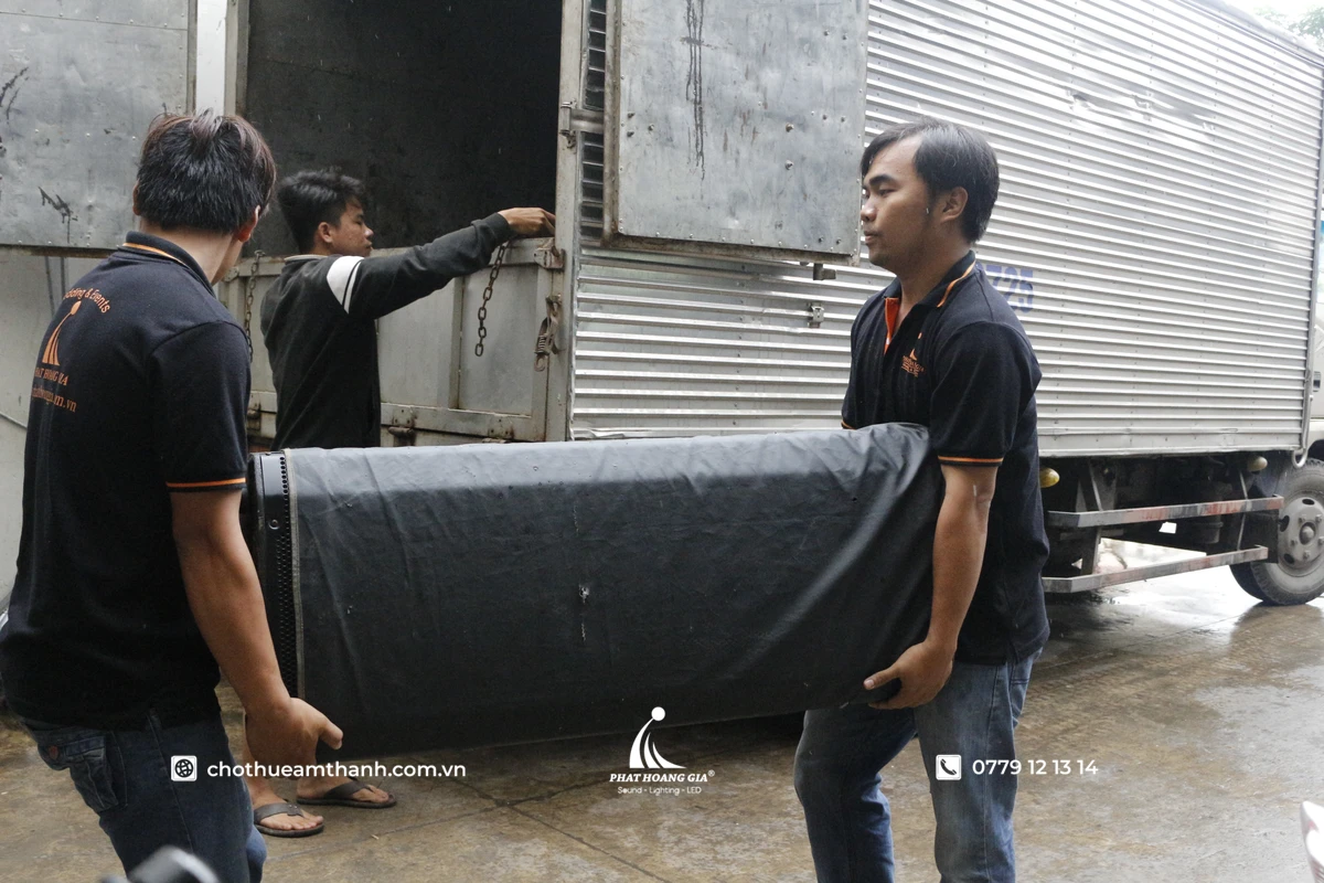 Đội ngũ kỹ thuật vận chuyển loa sự kiện công suất lớn phục vụ hệ thống âm thanh chuyên nghiệp