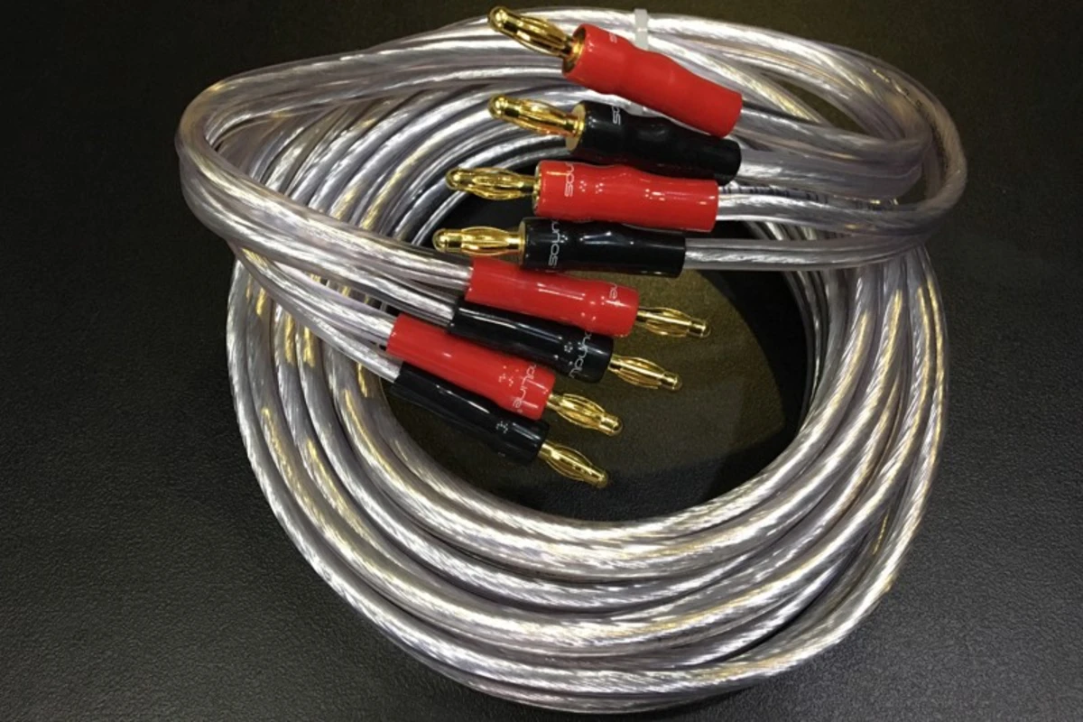 Các Loại Dây Loa Xịn Và Cách Chọn Dây Dẫn Âm Thanh 11 Cận cảnh các đầu giắc bọc ống co nhiệt đỏ đen của bộ dây loa xịn chuyên dụng cho dàn âm thanh