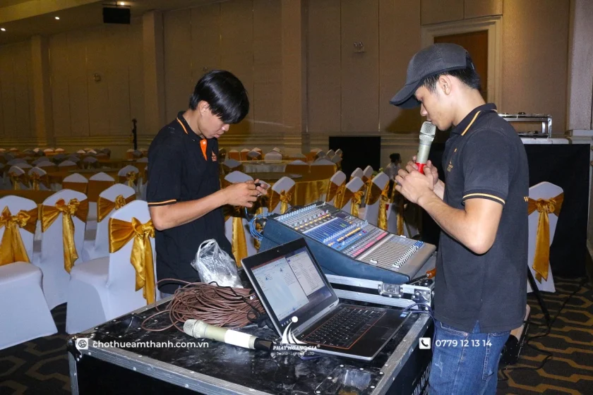Echo Là Gì? Hướng Dẫn Cách Chỉnh Echo Hát Karaoke Cực Hay 11 Nhân viên sự kiện kiểm tra và điều chỉnh hiệu ứng echo bằng micro trong quá trình setup chương trình