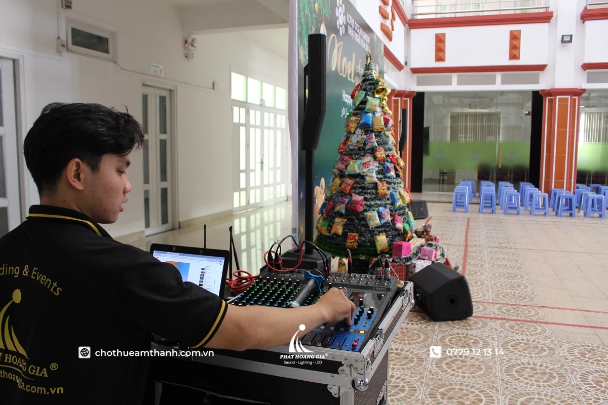 Echo Là Gì? Hướng Dẫn Cách Chỉnh Echo Hát Karaoke Cực Hay 12 Kỹ thuật viên cân chỉnh echo trên bàn mixer trong quá trình chuẩn bị sự kiện