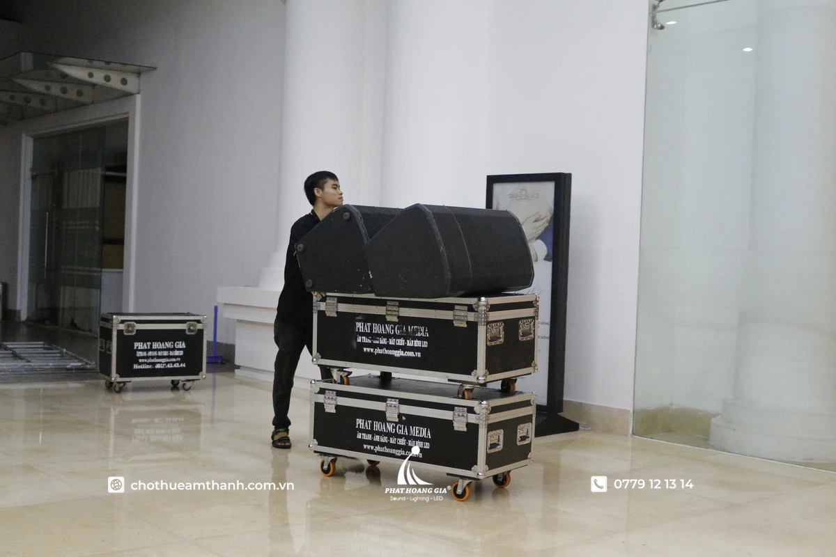 Kỹ thuật viên âm thanh theo dõi và điều chỉnh hệ thống trong quá trình diễn ra hội thảo doanh nghiệp