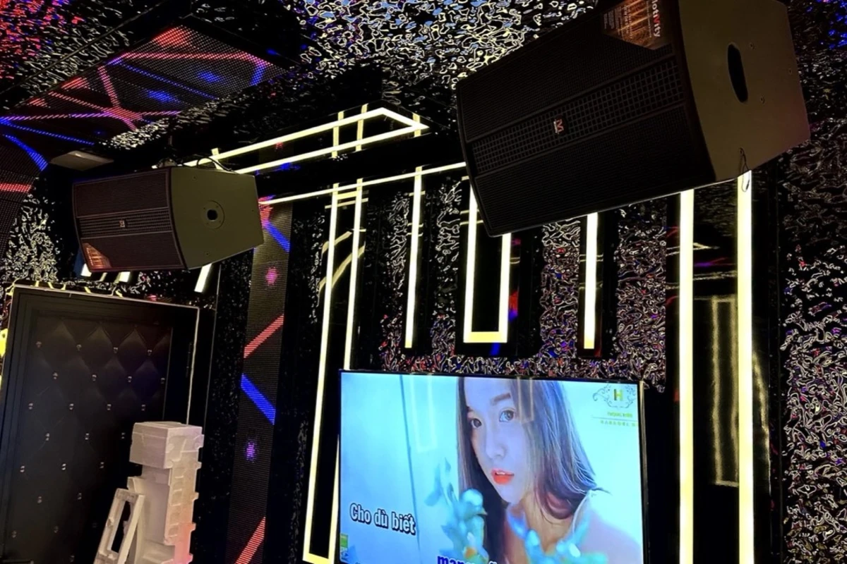 Cận cảnh dàn loa cao cấp và màn hình tivi lớn thuộc hệ thống âm thanh phòng ktv