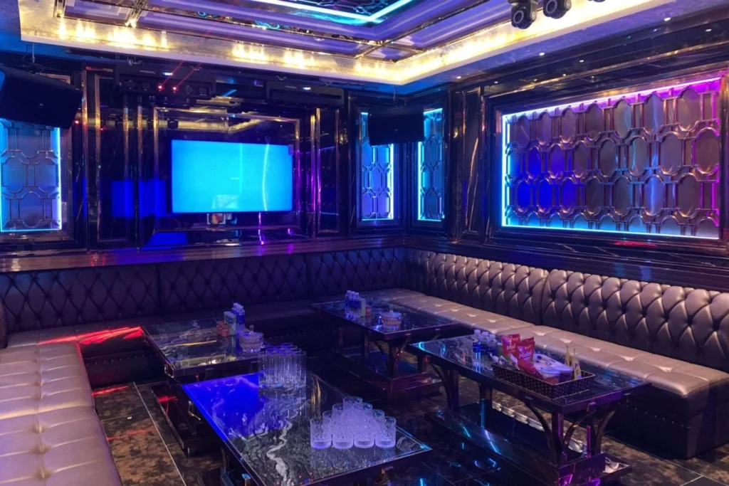 Ktv là gì qua hình ảnh phòng hát giải trí cao cấp rực rỡ ánh đèn hiện đại