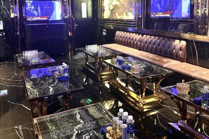 Tìm hiểu ktv là gì qua không gian phòng hát cao cấp với dàn loa và màn hình chọn bài