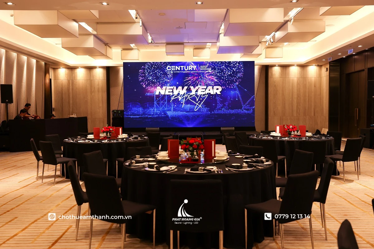 Màn hình LED sự kiện hiển thị chương trình New Year Party tại tiệc gala dinner trong không gian nhà hàng
