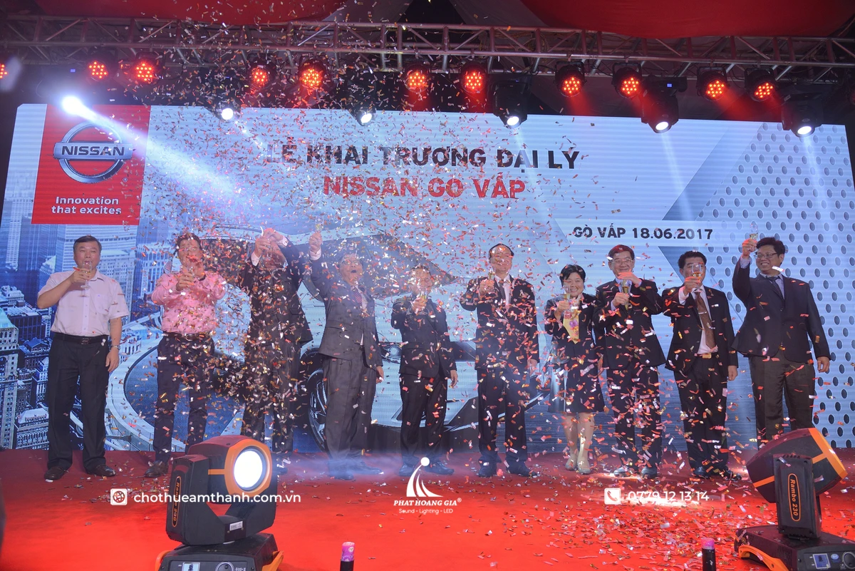 Màn Hình LED Trong Lễ Khai Trương Dưới Góc Nhìn Triển Khai Thực Tế 6 Màn hình LED cỡ lớn hỗ trợ hiệu ứng hình ảnh trong nghi thức khai trương đại lý với sự tham gia của ban lãnh đạo và khách mời