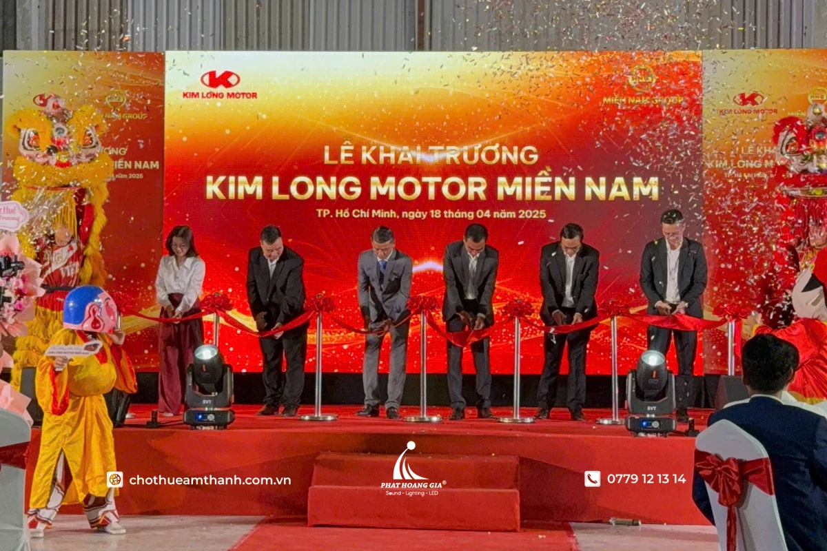Màn Hình LED Trong Lễ Khai Trương Dưới Góc Nhìn Triển Khai Thực Tế 5 Nghi thức cắt băng khai trương được thực hiện trước màn hình LED hiển thị thông tin thương hiệu và nội dung sự kiện