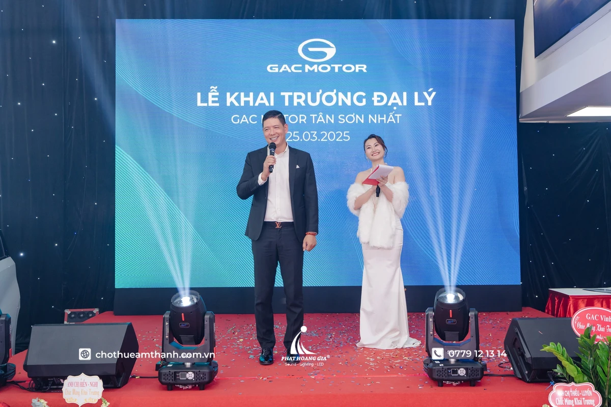 Màn Hình LED Trong Lễ Khai Trương Dưới Góc Nhìn Triển Khai Thực Tế 4 Màn hình LED trong lễ khai trương trình chiếu hình ảnh thương hiệu trên sân khấu khai trương đại lý ô tô