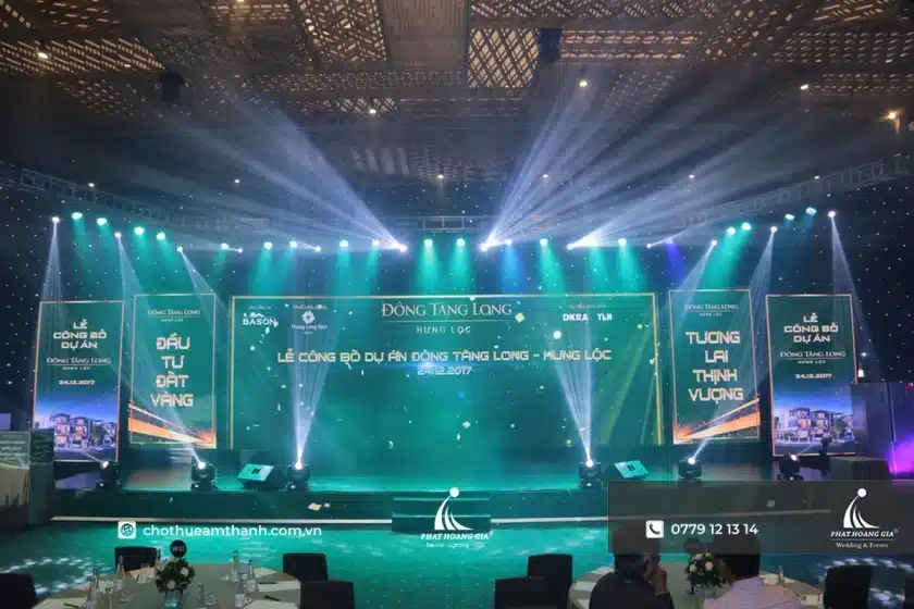 Màn hình LED trong sự kiện doanh nghiệp kết hợp hệ thống ánh sáng nổi bật tại trung tâm sân khấu chương trình