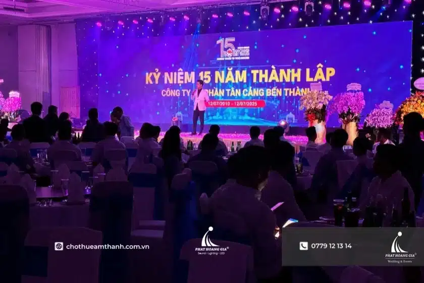 Toàn cảnh không gian hội nghị với màn hình LED nổi bật phía sân khấu và MC đang dẫn chương trình