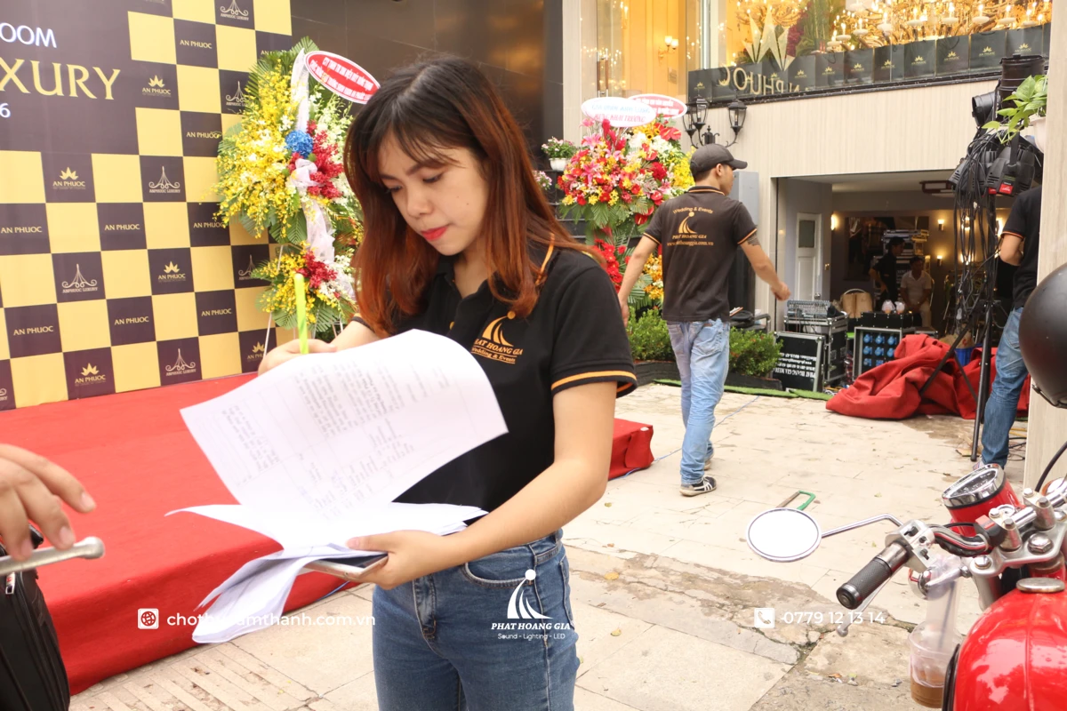 Đội ngũ PHG khảo sát địa điểm trước khi triển khai lắp đặt LED và âm thanh ngoài trời.