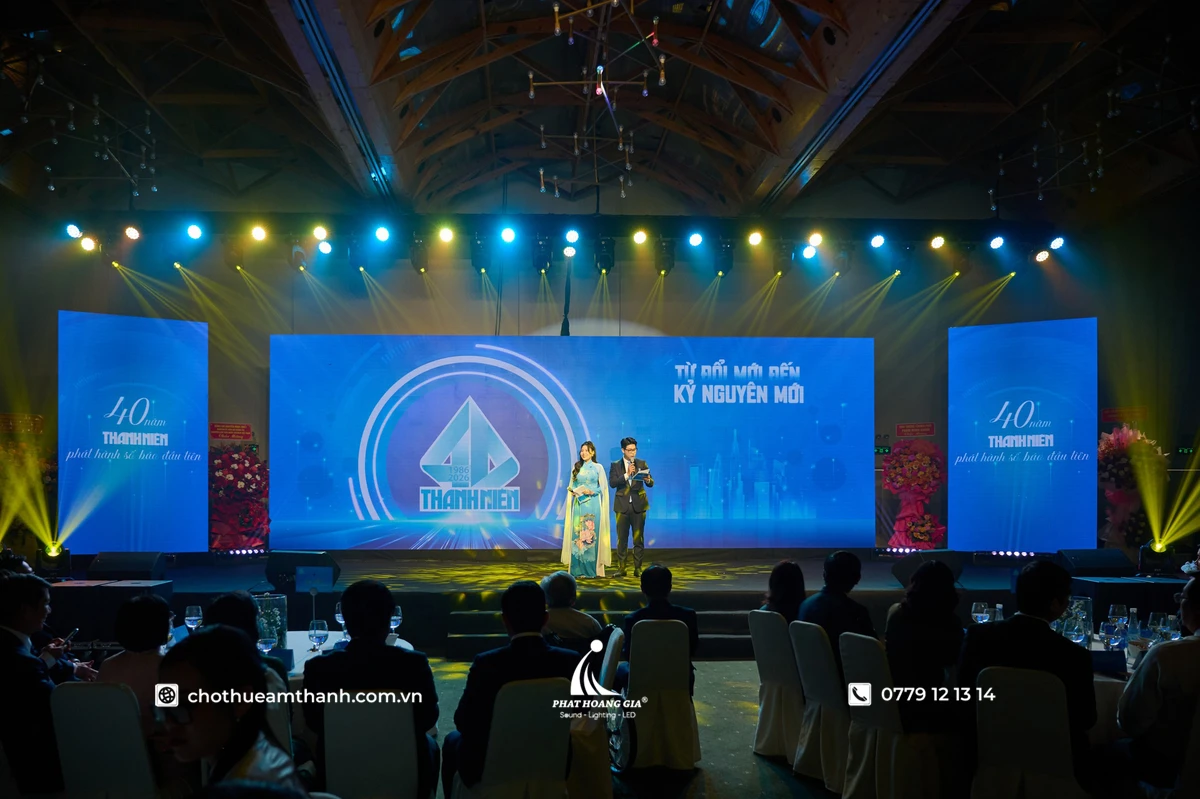 MC phát biểu trên sân khấu với hệ thống âm thanh ánh sáng và màn hình LED đồng bộ