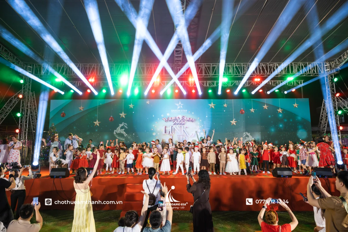 Đêm hội winter show lộng lẫy luồng sáng trắng đan chéo thắp sáng gói màn hình led và ánh sáng tại sự kiện