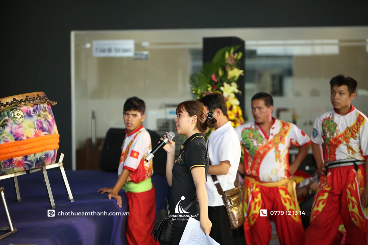 Điều phối chương trình trao đổi tổng duyệt sân khấu trước nghi thức biểu diễn nhằm đồng bộ kịch bản và phương án âm thanh tại sự kiện