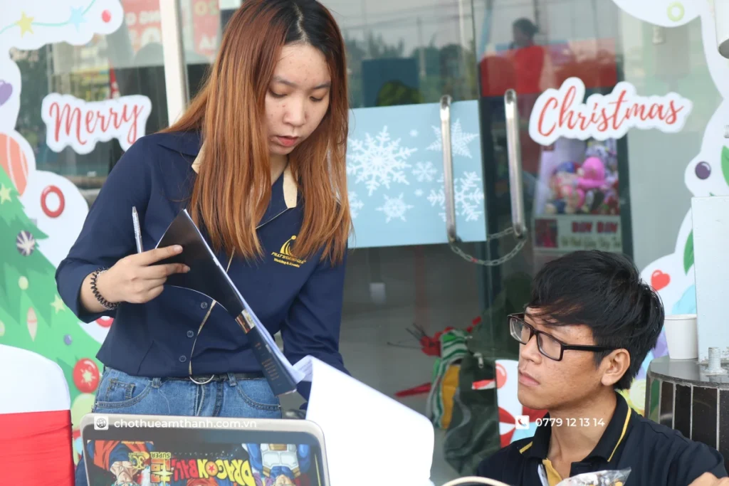 Đội ngũ tổ chức sự kiện và kỹ thuật âm thanh trao đổi phương án vận hành trước chương trình doanh nghiệp