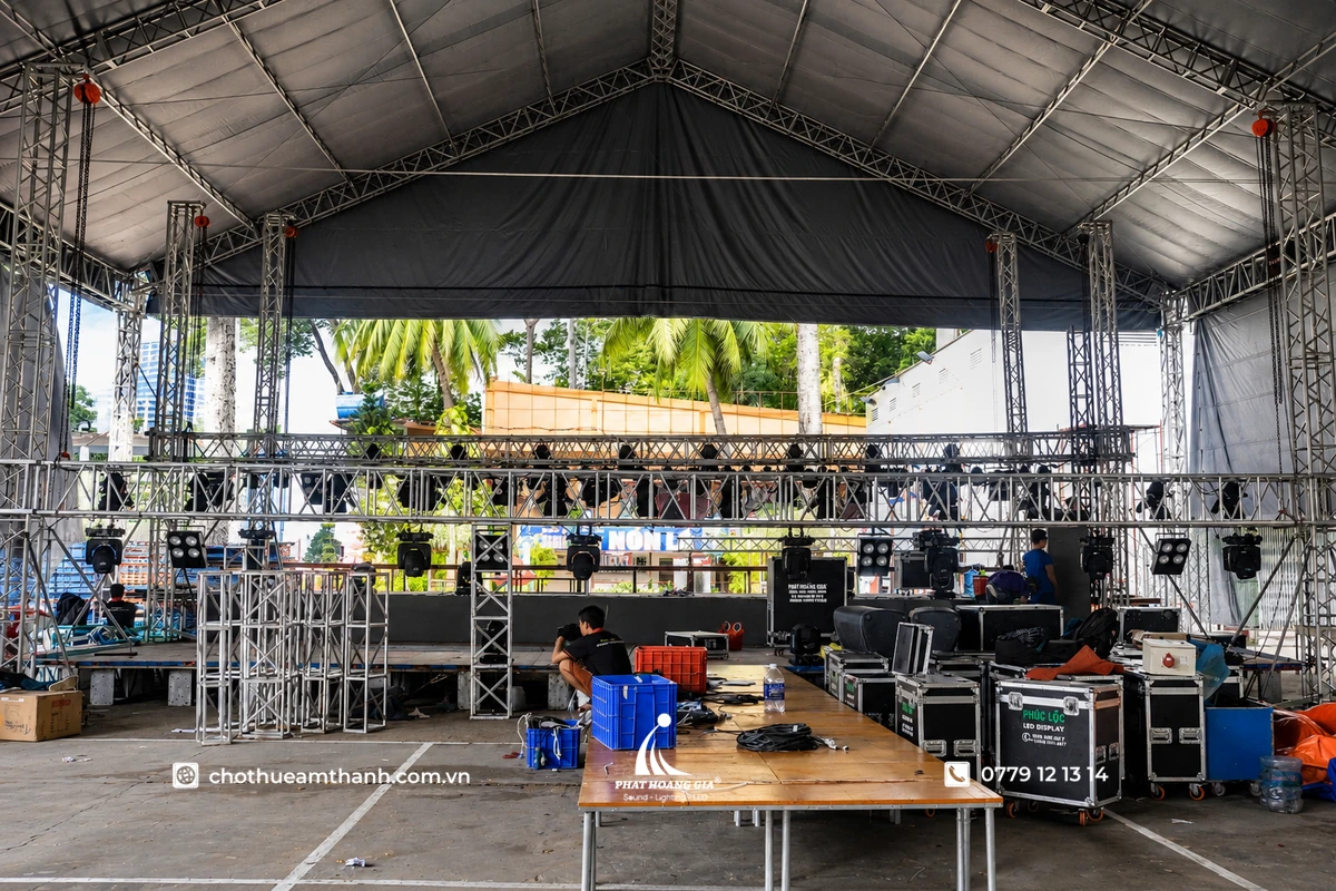 Rave Là Gì Và Văn Hóa Lễ Hội Âm Nhạc Điện Tử EDM 12 Đội ngũ kỹ thuật lắp đặt sân khấu, hệ khung truss và hệ thống ánh sáng trước khi diễn ra lễ hội Rave quy mô lớn ngoài trời
