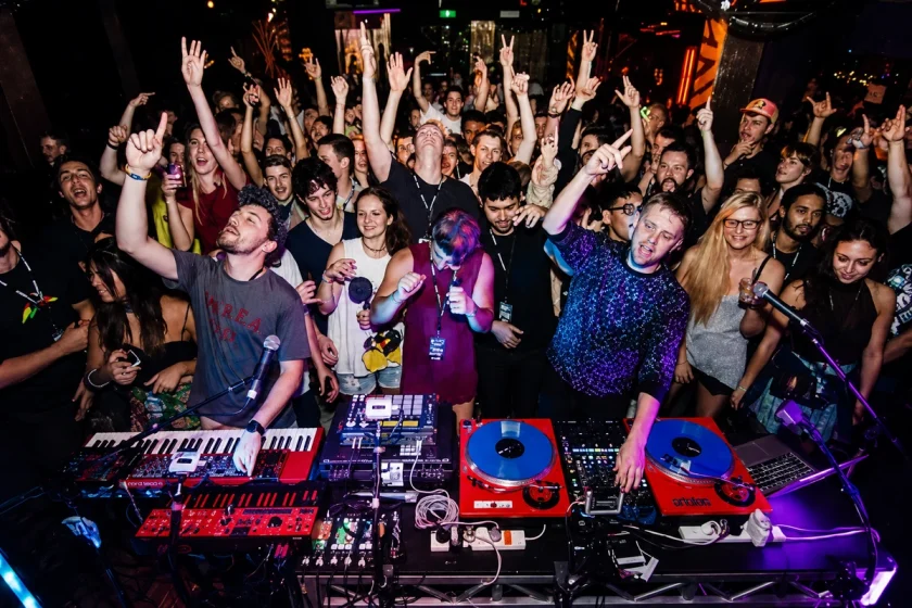 Rave Là Gì Và Văn Hóa Lễ Hội Âm Nhạc Điện Tử EDM