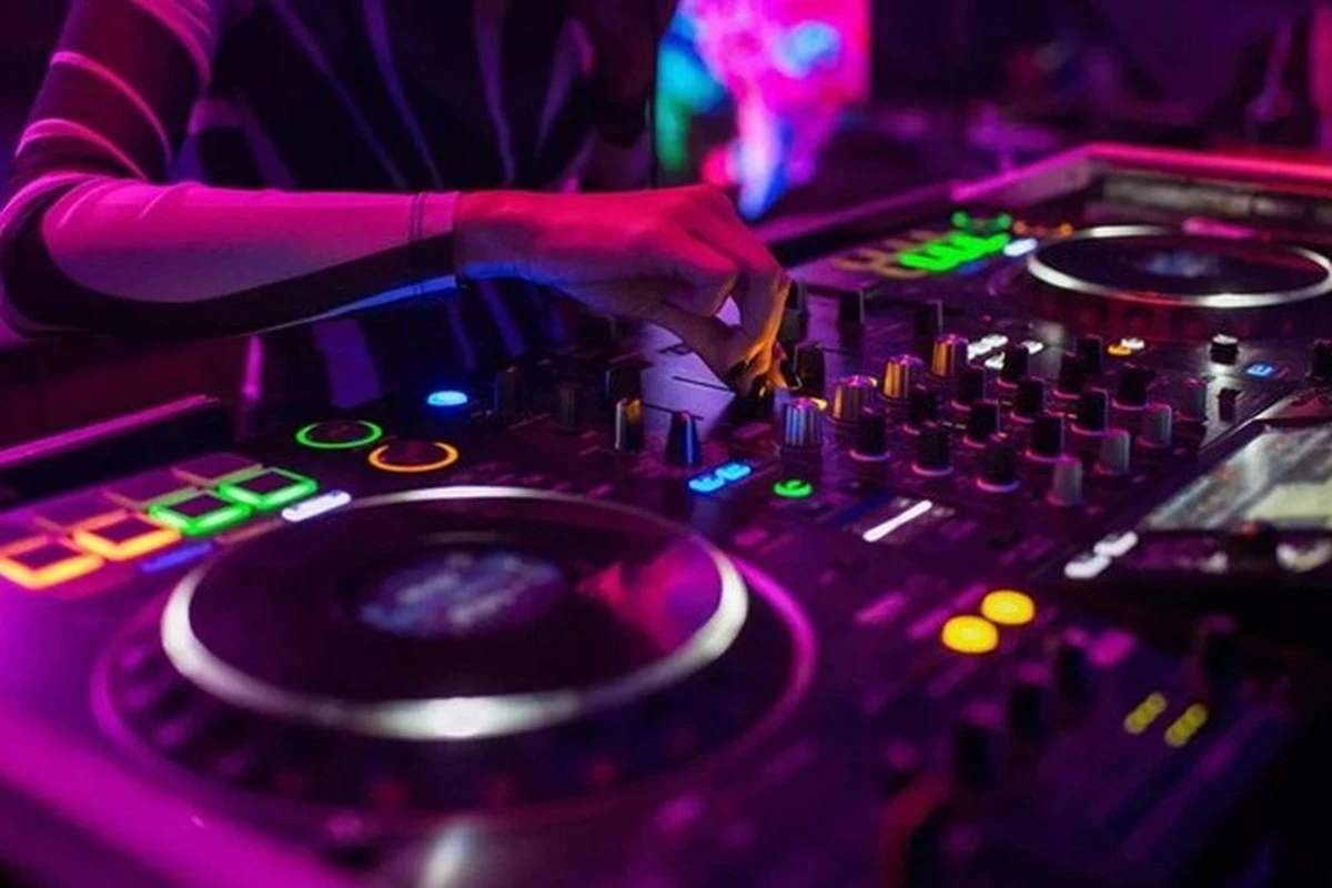 Rave Là Gì Và Văn Hóa Lễ Hội Âm Nhạc Điện Tử EDM 9 Cận cảnh bàn DJ controller với hệ thống nút điều khiển, mixer và hiệu ứng ánh sáng phục vụ biểu diễn nhạc điện tử tại Rave
