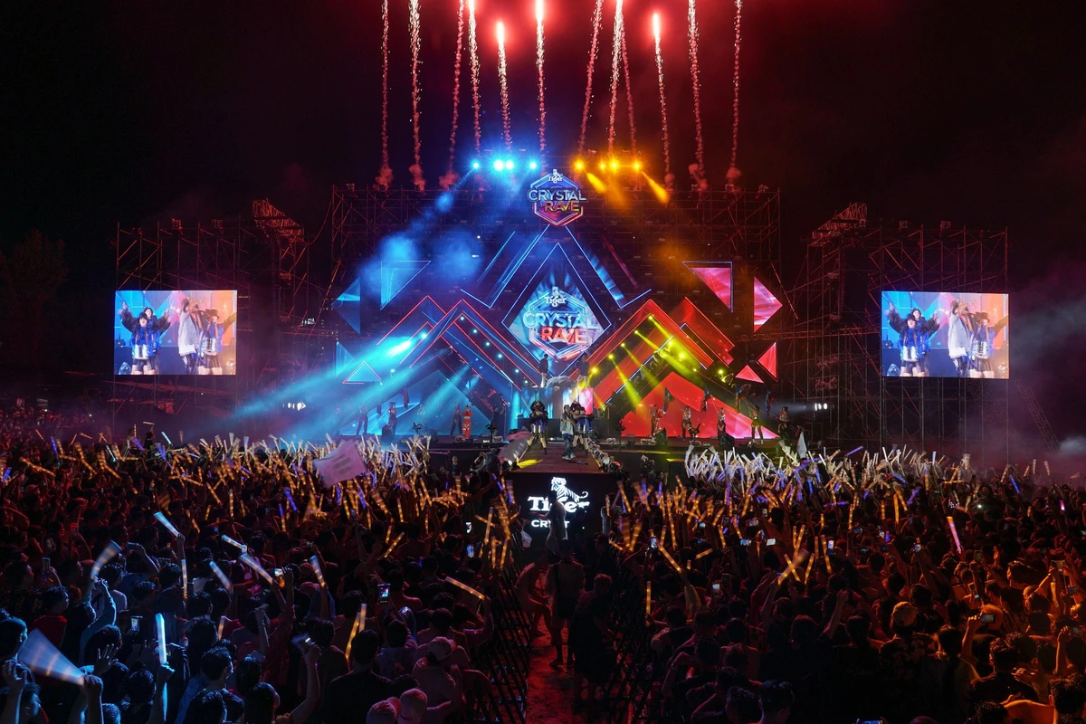 Rave Là Gì Và Văn Hóa Lễ Hội Âm Nhạc Điện Tử EDM 11 Sân khấu lễ hội Rave được trang bị màn hình LED, hiệu ứng ánh sáng động và pháo sân khấu tạo nên trải nghiệm thị giác ấn tượng