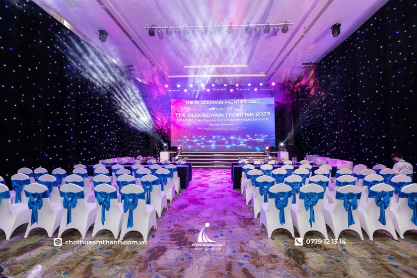 Hệ thống thiết bị sự kiện với âm thanh, ánh sáng và màn hình LED được bố trí đồng bộ trong không gian hội thảo