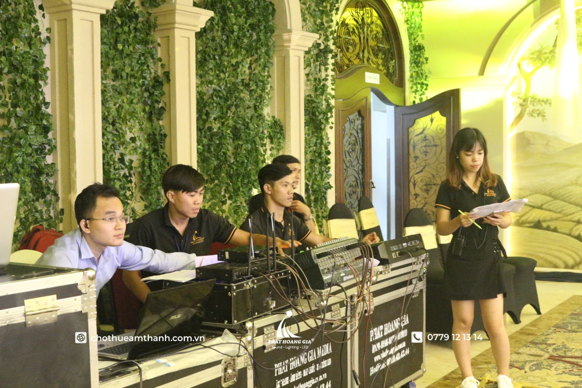 Ekip PHG phối hợp điều phối thiết bị từ đơn vị cho thuê âm thanh ánh sáng trọn gói