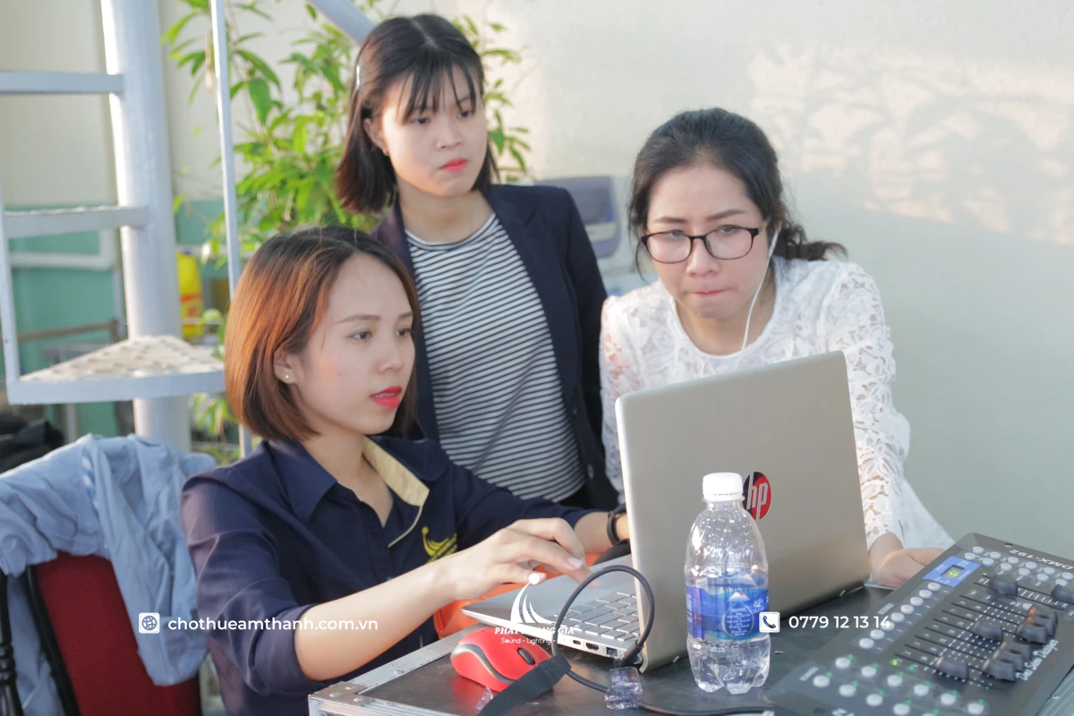 Cách lựa chọn thuê âm thanh ánh sáng sự kiện phù hợp cho tiết mục ca sĩ 5 Nhân viên PHG đang kiểm tra rà soát kịch bản trong thuê âm thanh ánh sáng sự kiện