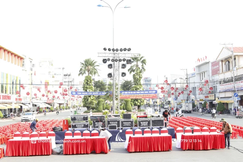 Thuê âm thanh cho sự kiện ngoài trời với hệ thống loa được chuẩn bị trước giờ diễn ra chương trình