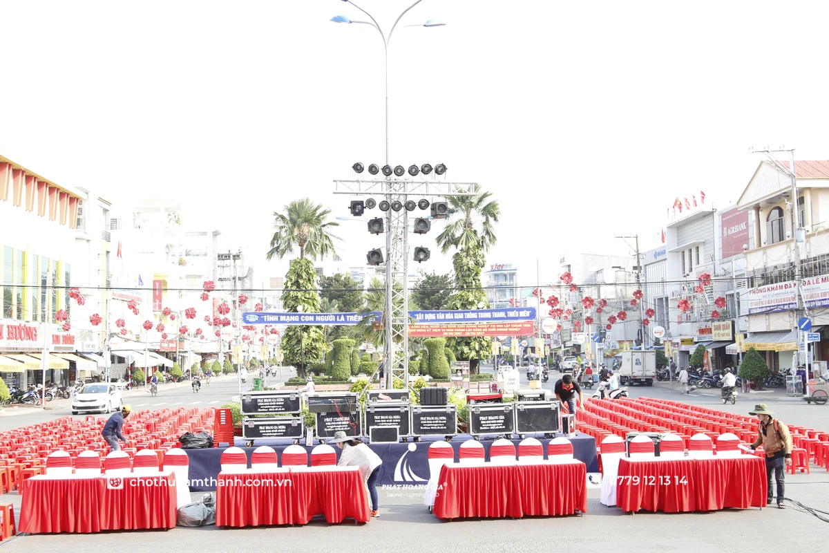 Thuê âm thanh cho sự kiện ngoài trời với hệ thống loa được chuẩn bị trước giờ diễn ra chương trình