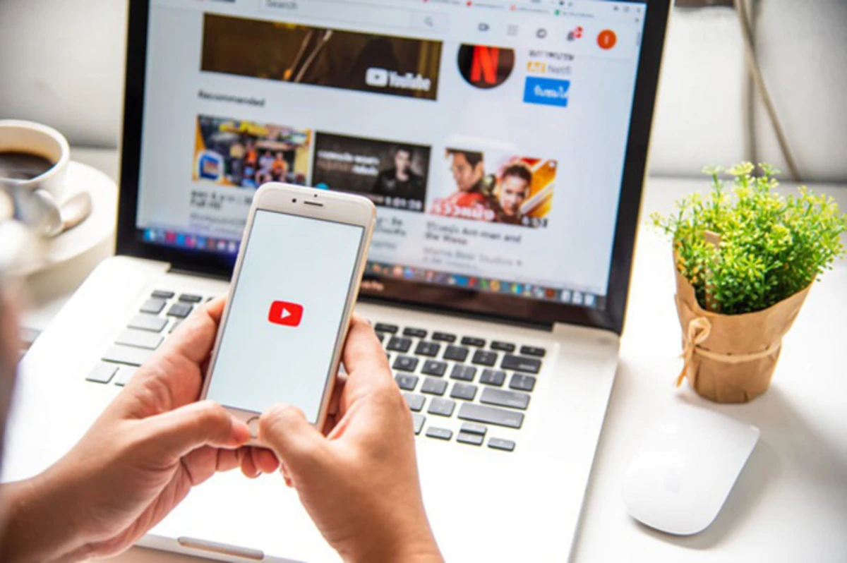 Tìm hiểu youtube là gì qua các thiết bị thông minh