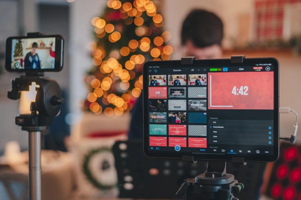 Giao diện ứng dụng quản lý buổi phát sóng youtube trực tuyến hiển thị trên màn hình thiết bị thông minh