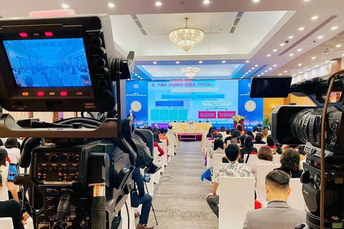 Bố trí hệ thống quay phim ghi hình tại hội trường để phát sóng livestream youtube hội nghị doanh nghiệp