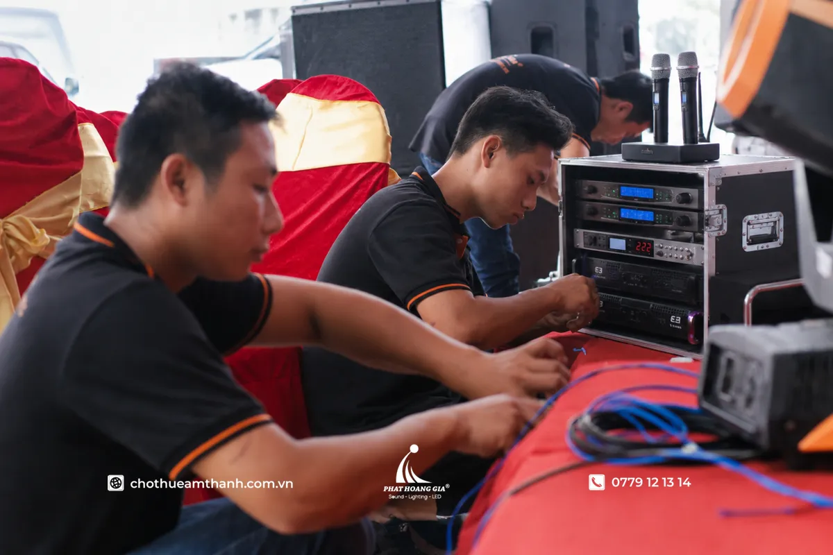 Đội ngũ kỹ thuật thực hiện quy trình lắp đặt karaoke chuyên nghiệp, đảm bảo hệ thống vận hành ổn định và chất lượng âm thanh tối ưu.