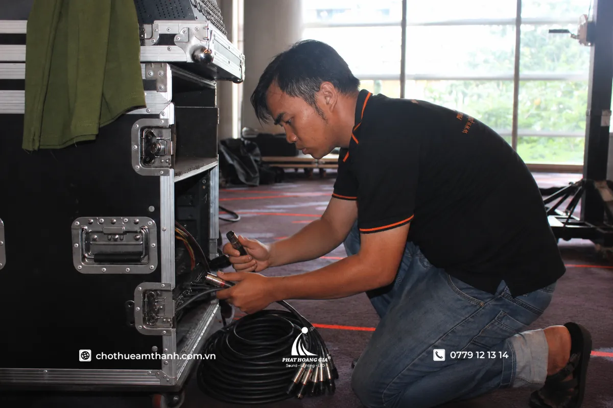 Kỹ thuật viên thu dây và kiểm tra hai đầu jack XLR sau mỗi chương trình, giúp phát hiện sớm hư hỏng, duy trì tín hiệu ổn định và kéo dài tuổi thọ dây cáp âm thanh 24 line.