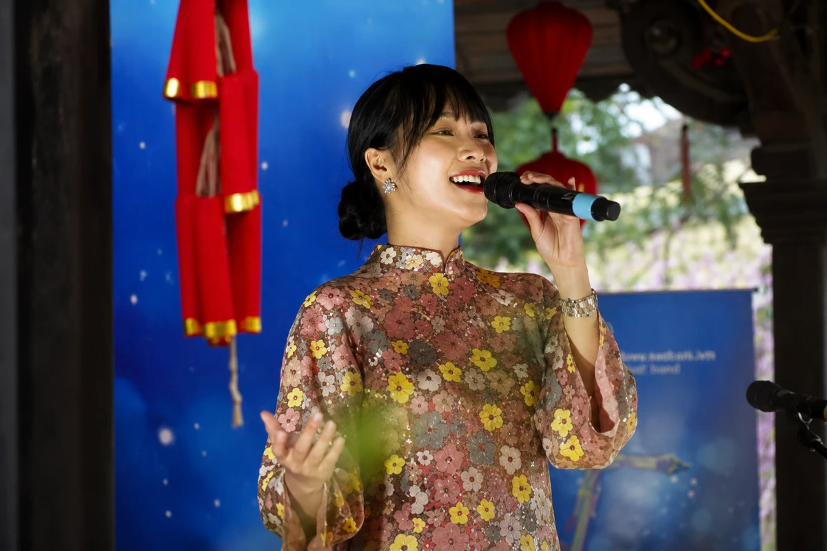 Tiết mục biểu diễn nhạc bolero trên sân khấu với micro không dây và hệ thống âm thanh chuyên nghiệp 