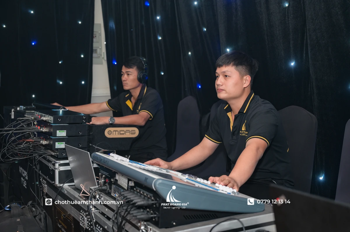 Kỹ thuật viên vận hành hệ thống âm thanh cho tiết mục karaoke nhạc vàng xưa trong sự kiện