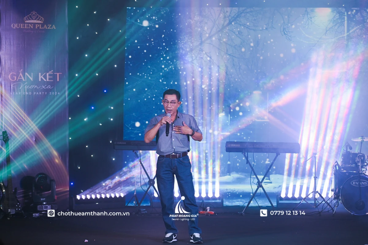 Tiết mục ca khúc karaoke nhạc vàng xưa tone nam trên sân khấu sự kiện 