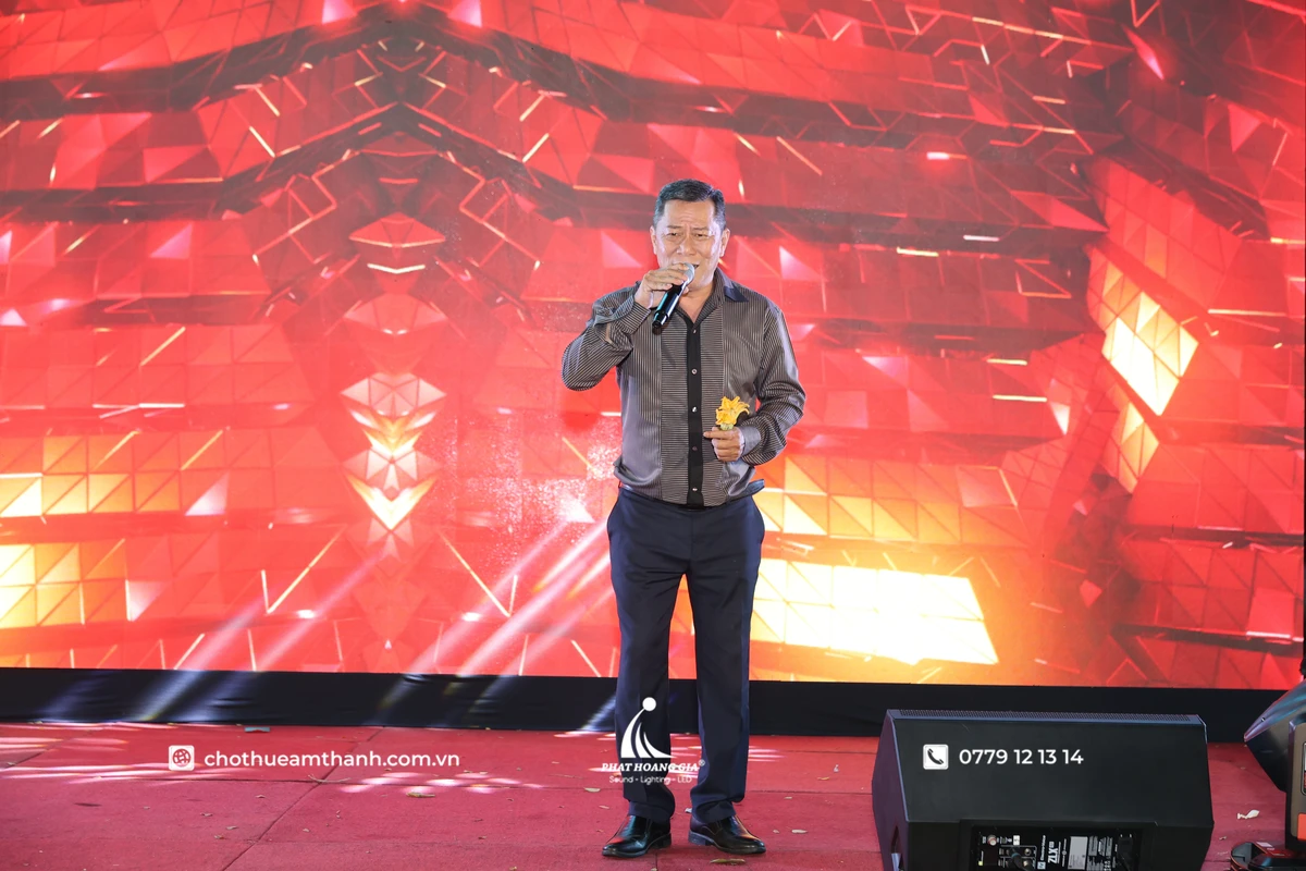 Tiết mục karaoke nhạc vàng xưa tone nam biểu diễn trên sân khấu với giai điệu sâu lắng 