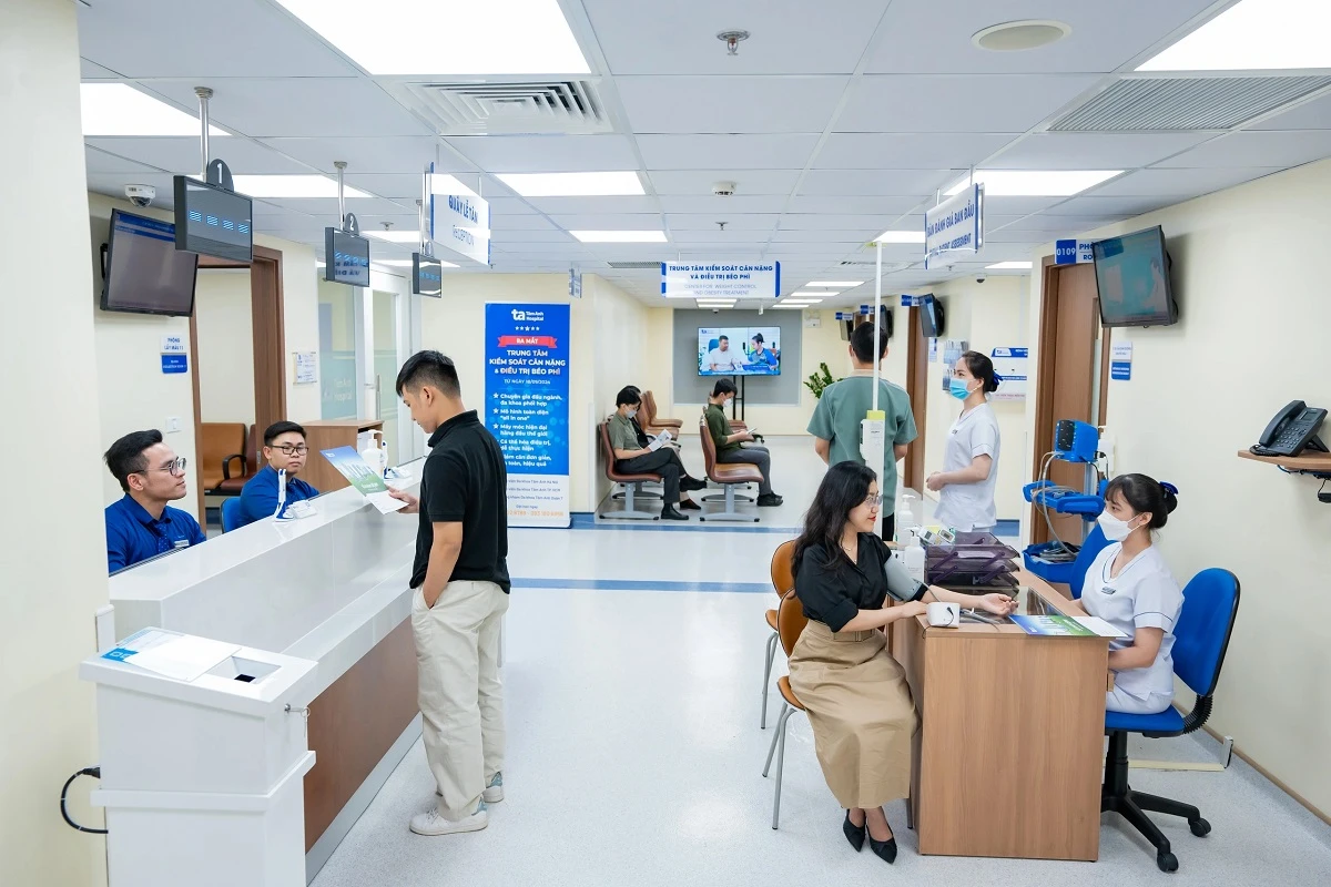Loa âm trần trong hệ thống âm thanh bệnh viện tại khu vực tiếp nhận và khám bệnh
