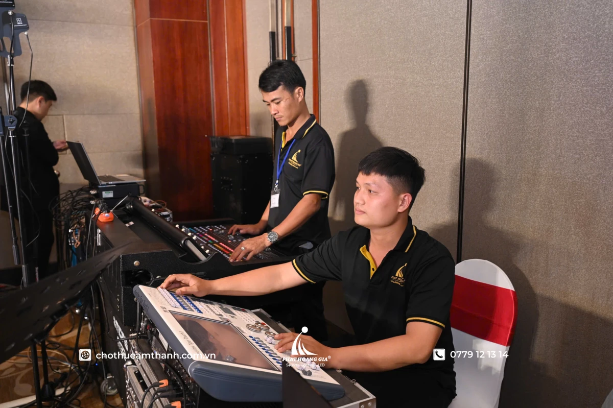 Kỹ thuật viên phát hoàng gia điều chỉnh xử lý tín hiệu âm thanh đa điểm cầu