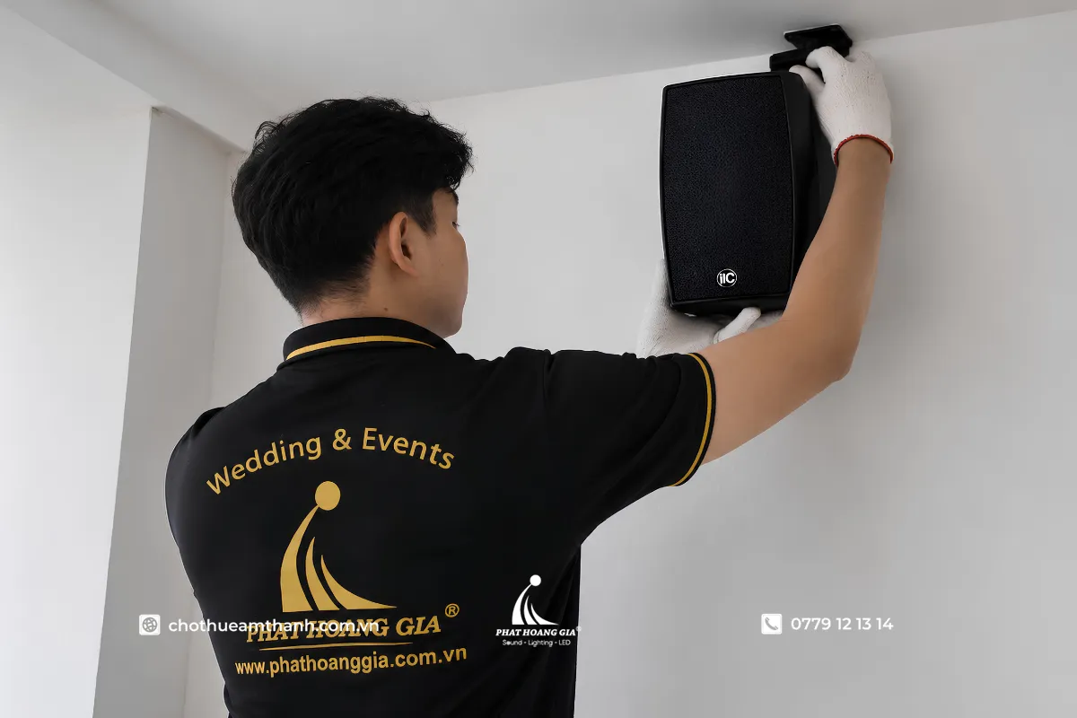 Âm Thanh Phòng Gym Chuyên Nghiệp: Cách Chọn Và Lắp Đặt 17 Nhân viên đang lắp đặt loa