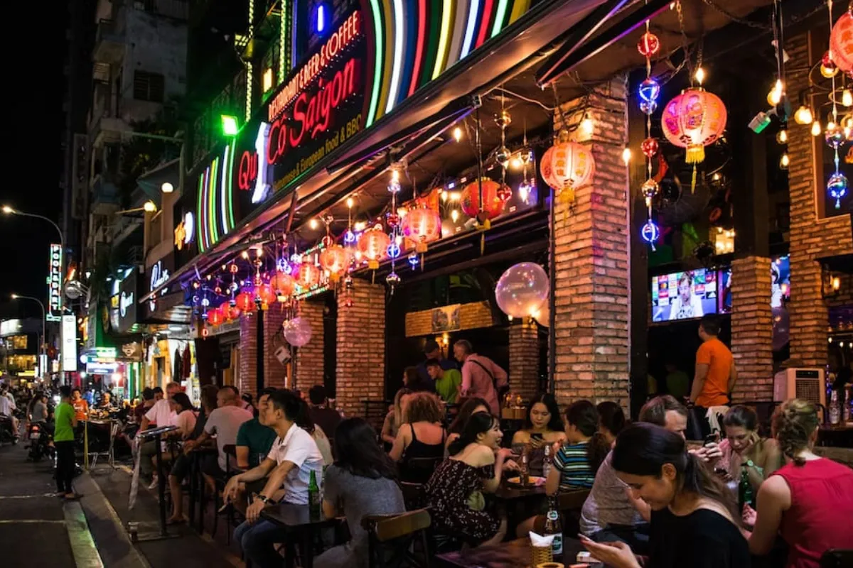 kiểm soát tiếng ồn ra ngoài và giữ độ bền hệ âm thanh quán bar khu phố đông đúc