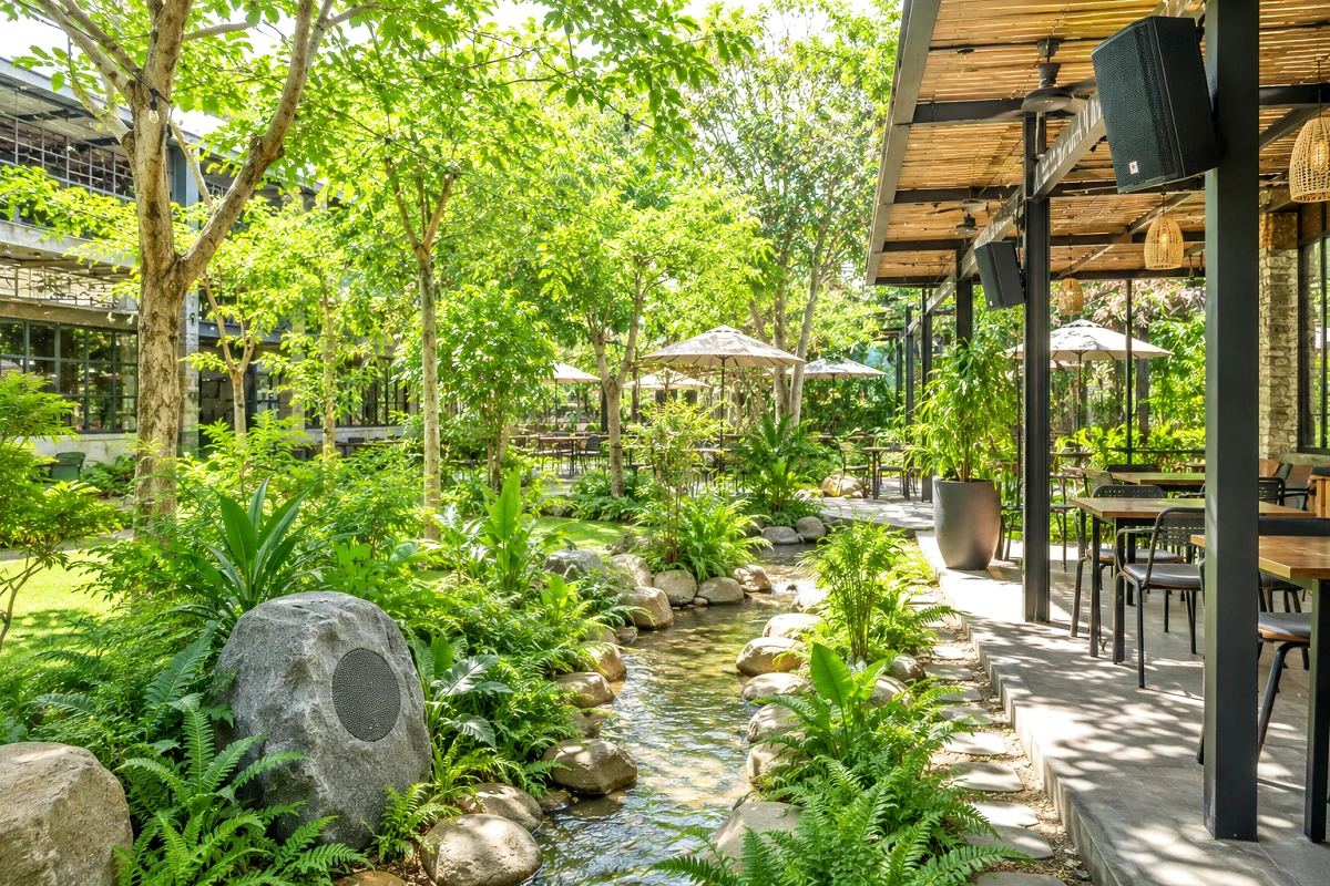 Âm Thanh Quán Cafe: Giải Pháp Cho Không Gian Cafe Sân Vườn 13 Hệ thống âm thanh cafe sân vườn với loa giả đá và loa treo tường phủ nhạc đồng đều