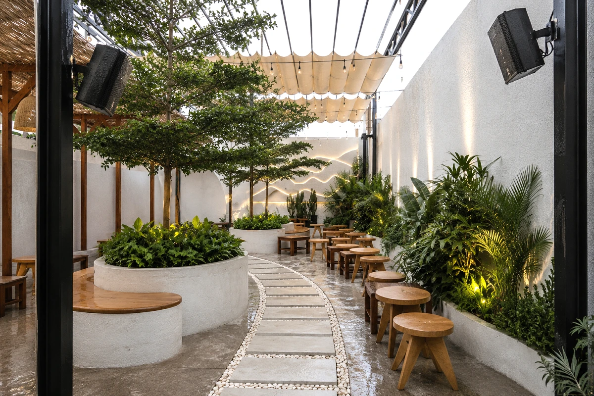 Âm Thanh Quán Cafe: Giải Pháp Cho Không Gian Cafe Sân Vườn 9 Cấu hình hệ thống âm thanh nhạc nền cho quán cafe sân vườn sử dụng loa treo tường chống ẩm cho lối đi có mái che