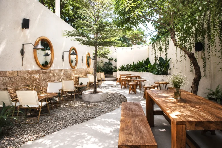 Âm Thanh Quán Cafe Sân Vườn: Chọn Loa Và Lắp Đặt Chuẩn Ngoài Trời