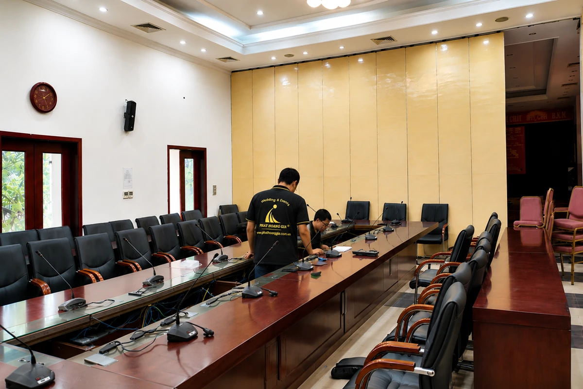 Lắp Đặt Âm Thanh Trung Tâm Chính Trị Quận 3 Chuyên Nghiệp 14 Kỹ thuật viên lắp đặt hệ thống âm thanh hội thảo tại phòng họp trung tâm chính trị quận 3