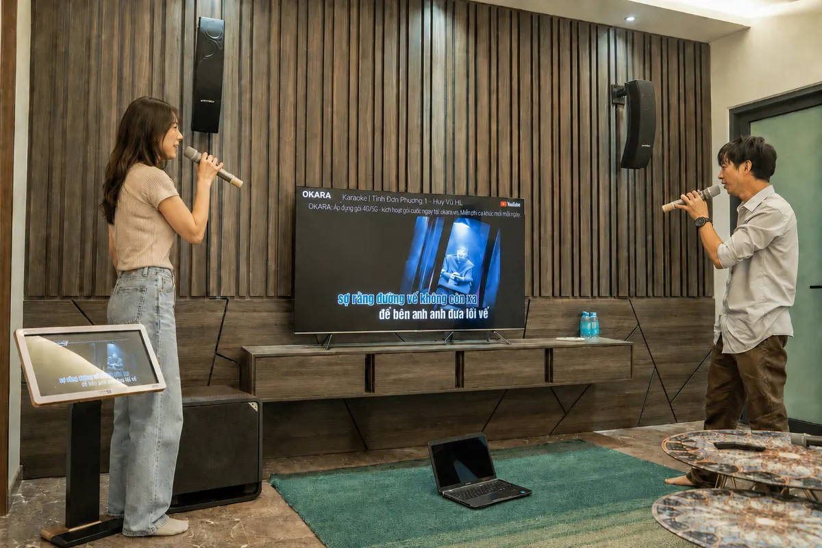 Top Bài Hát Karaoke Song Ca Nhạc Trẻ 2024 Hay Nhất 9 Nam nữ hát karaoke song ca nhạc trẻ trong phòng giải trí hiện đại