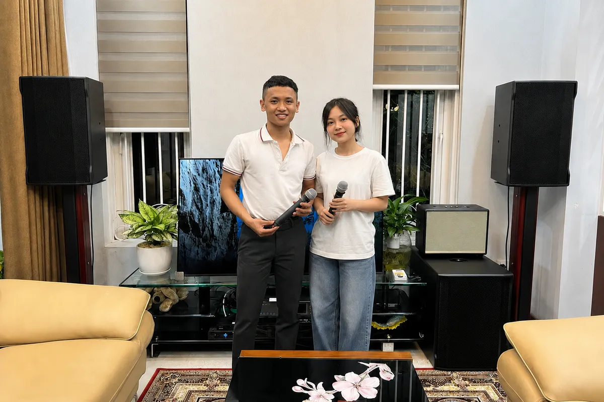 Top Bài Hát Karaoke Song Ca Nhạc Trẻ 2024 Hay Nhất 11 Cặp nam nữ cầm micro trước dàn karaoke gia đình để hát song ca nhạc trẻ