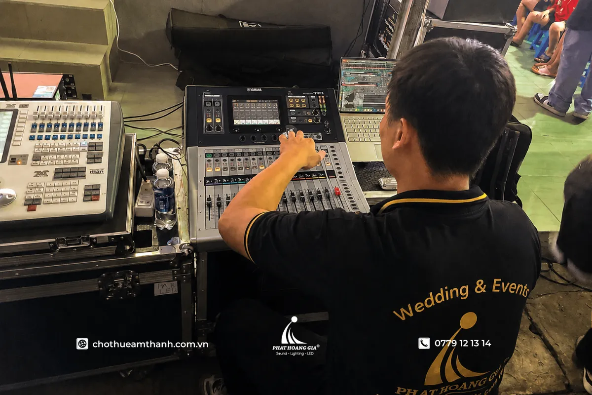 Bàn Mixer Số Yamaha TF1 Chính Hãng Cho Sự Kiện 13 dàn âm thanh sự kiện chuyên nghiệp dùng mixer yamaha tf1 được kỹ thuật viên chạy thử trước giờ diễn